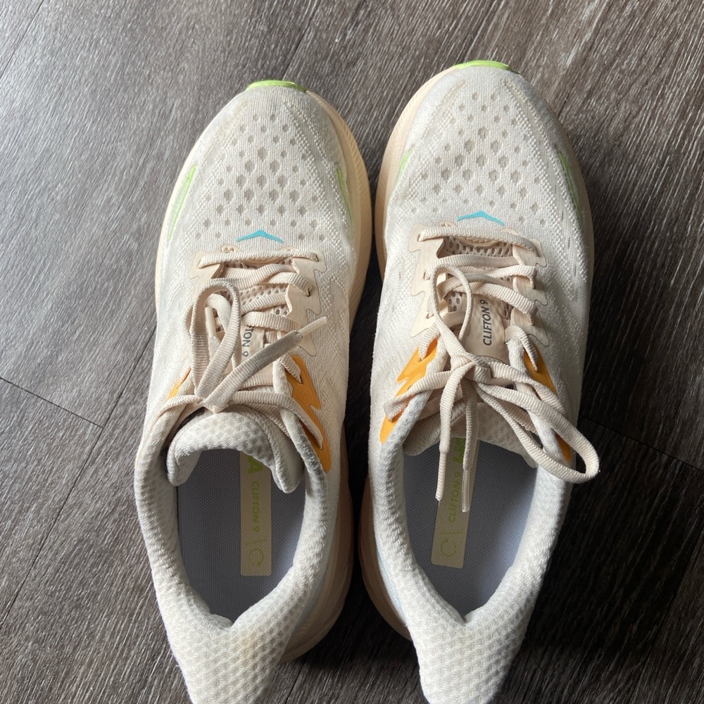 Women's HOKA Clifton 9 (size 8.5)